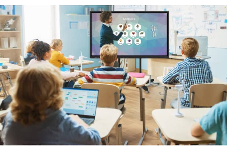 Docente con classe digitale e LIM interattiva